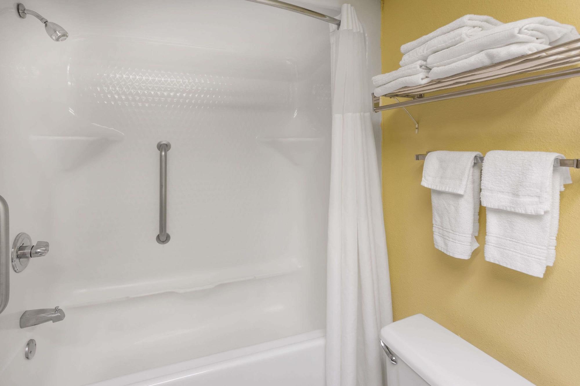 Baymont By Wyndham Fayetteville Exterior photo