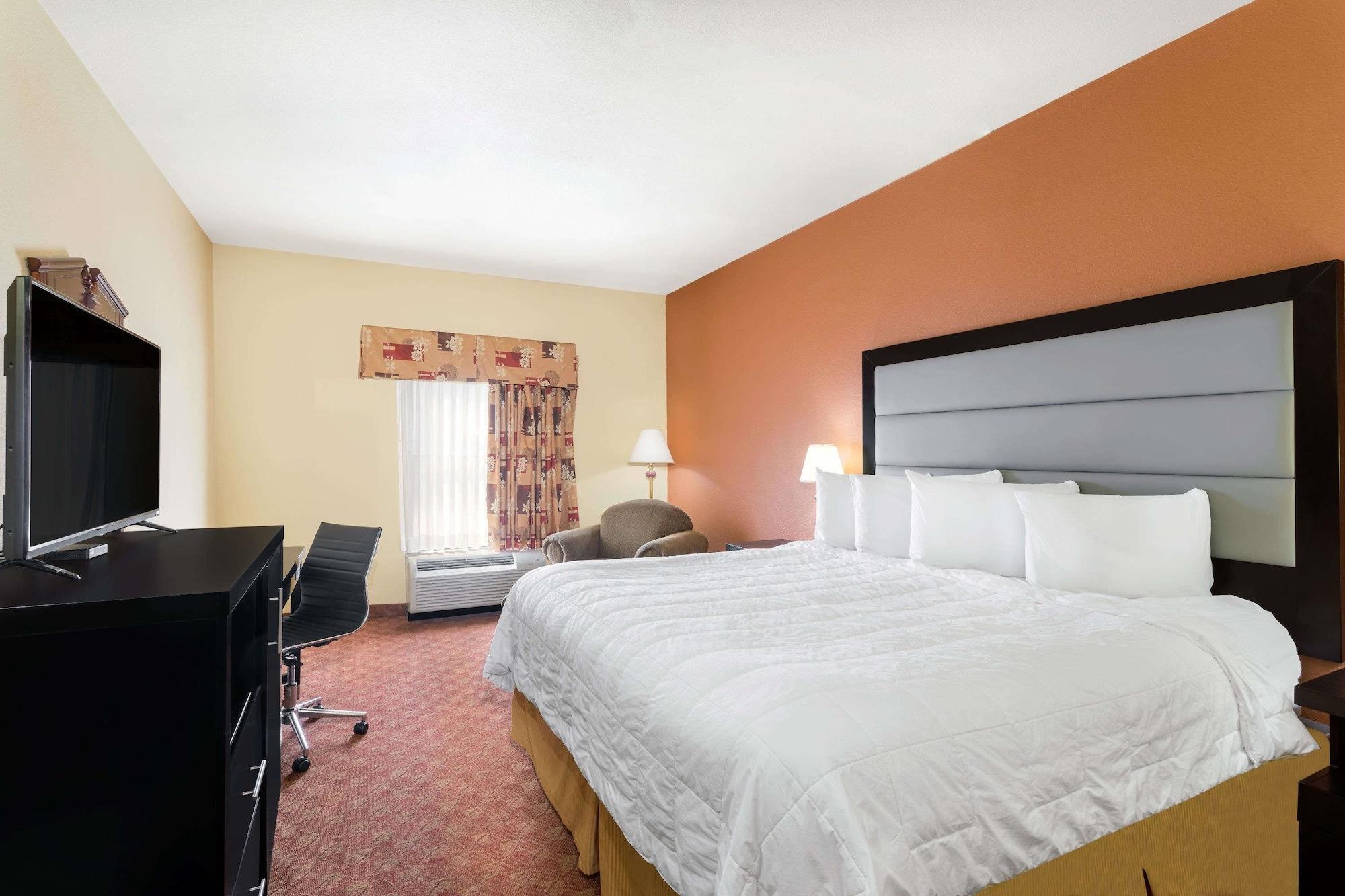 Baymont By Wyndham Fayetteville Exterior photo
