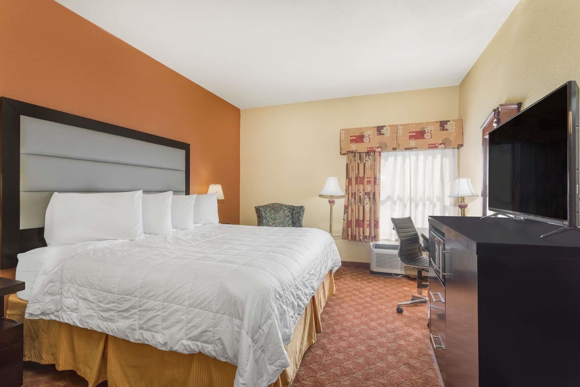 Baymont By Wyndham Fayetteville Exterior photo