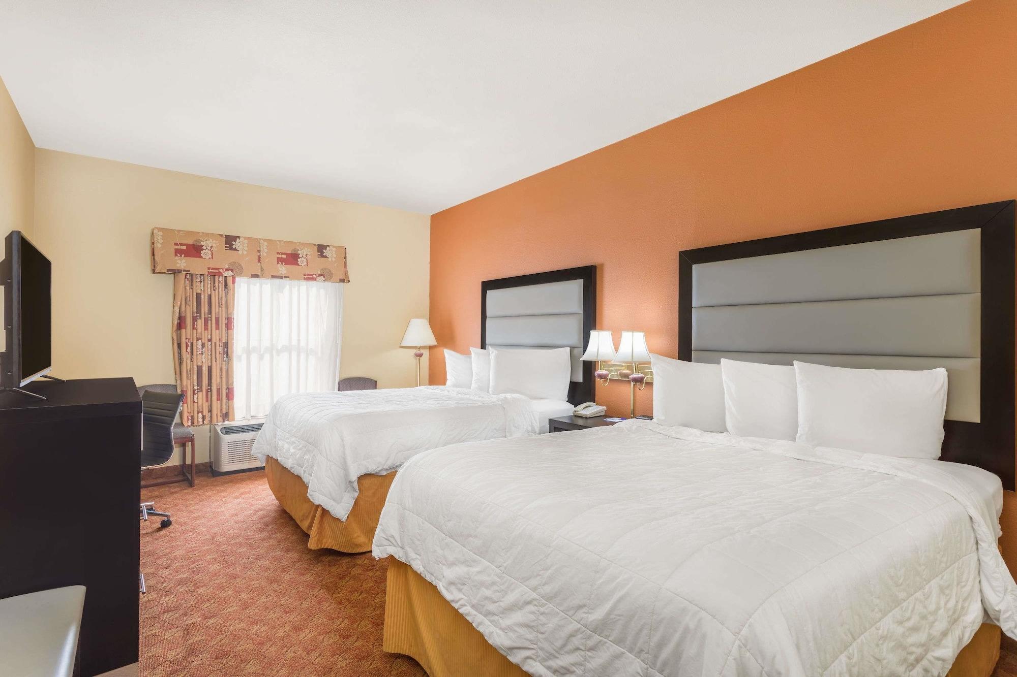 Baymont By Wyndham Fayetteville Exterior photo