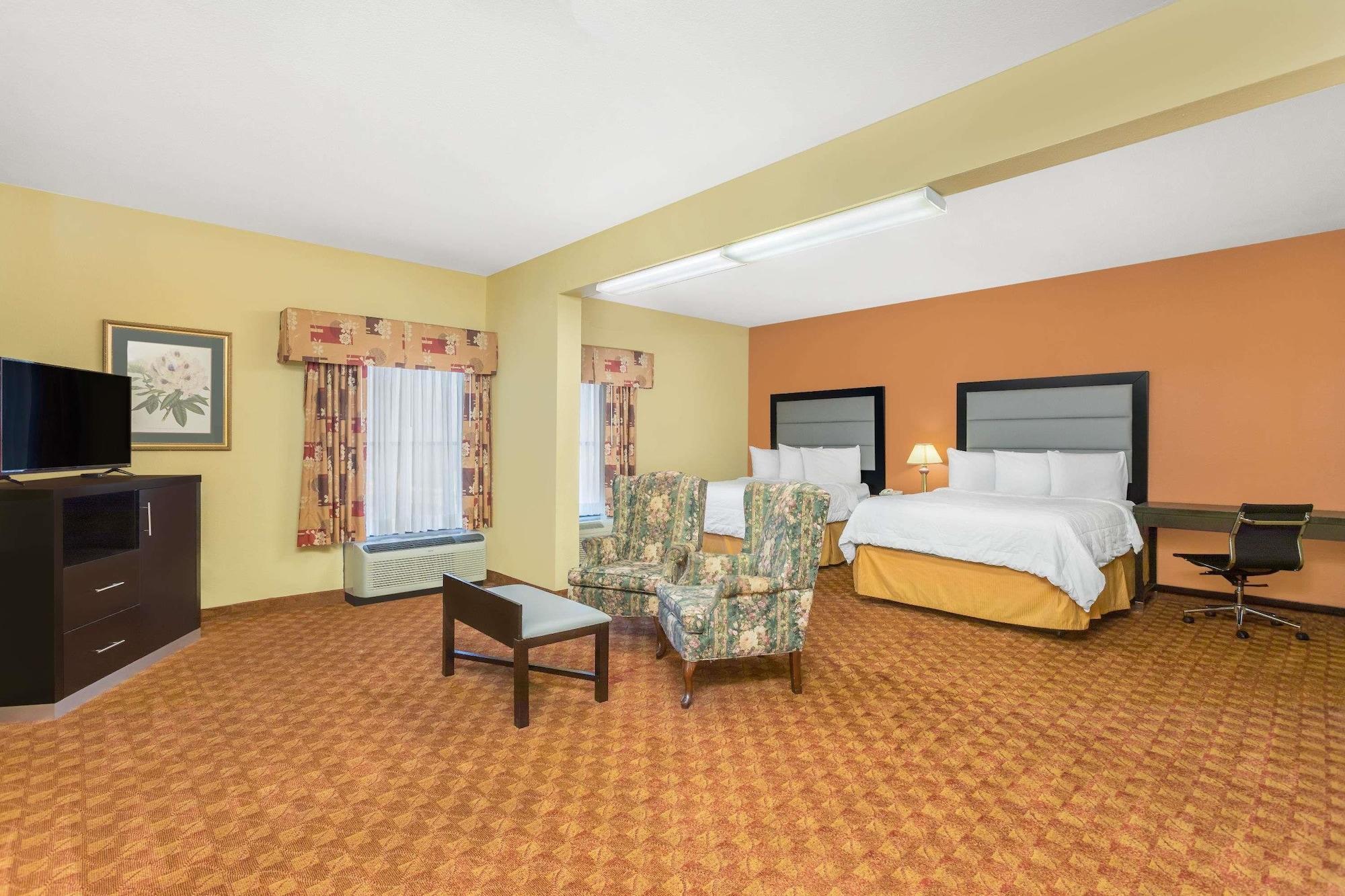 Baymont By Wyndham Fayetteville Exterior photo