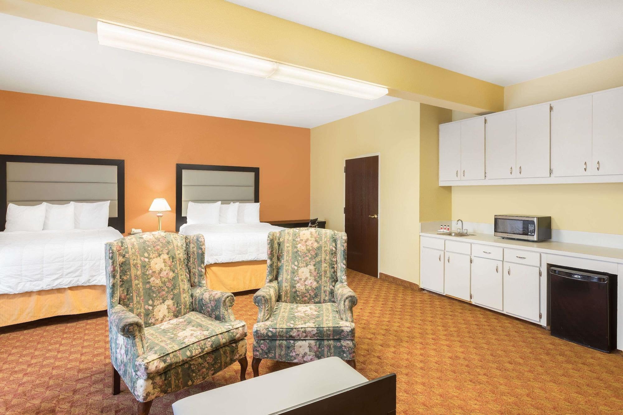 Baymont By Wyndham Fayetteville Exterior photo