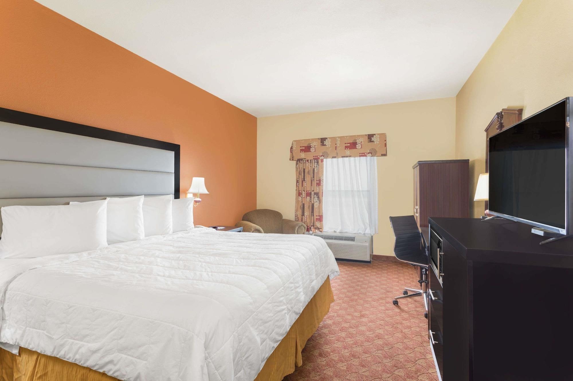 Baymont By Wyndham Fayetteville Exterior photo
